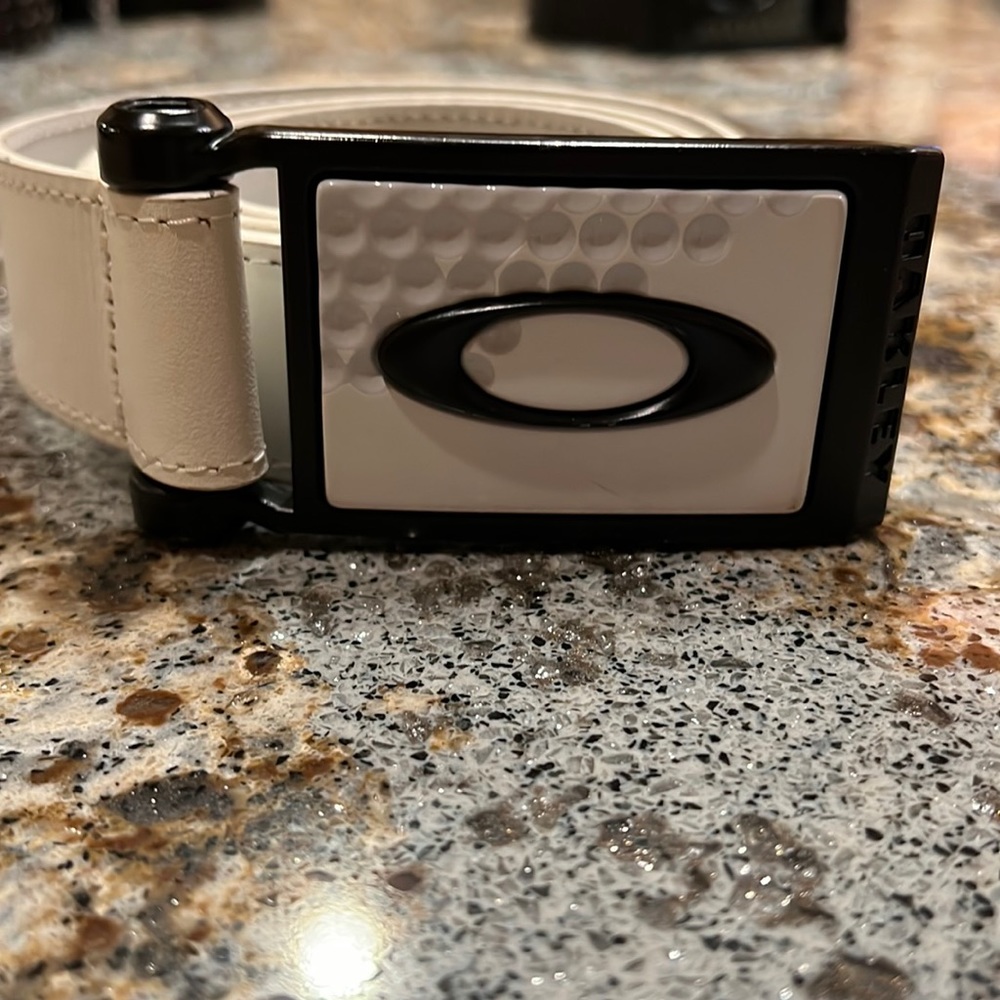 Men’s Oakley belt.